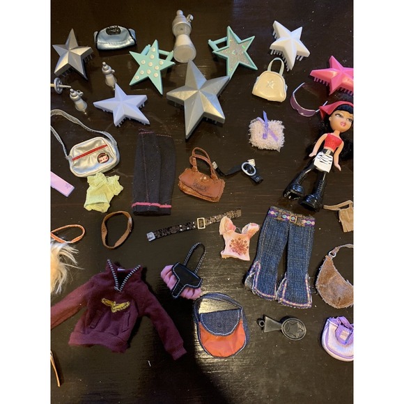 45 Piece Bratz Clothing Purse Brush & Accessories Lot - Picture 4 of 5